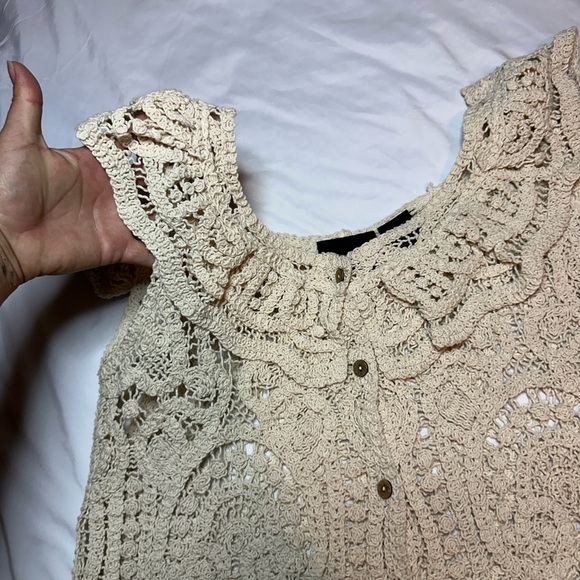 Chic Crochet Lace Blouse in Cream - Picture 4 of 7